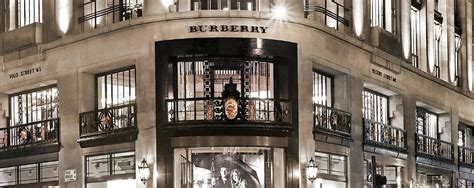 foto di burberry milano